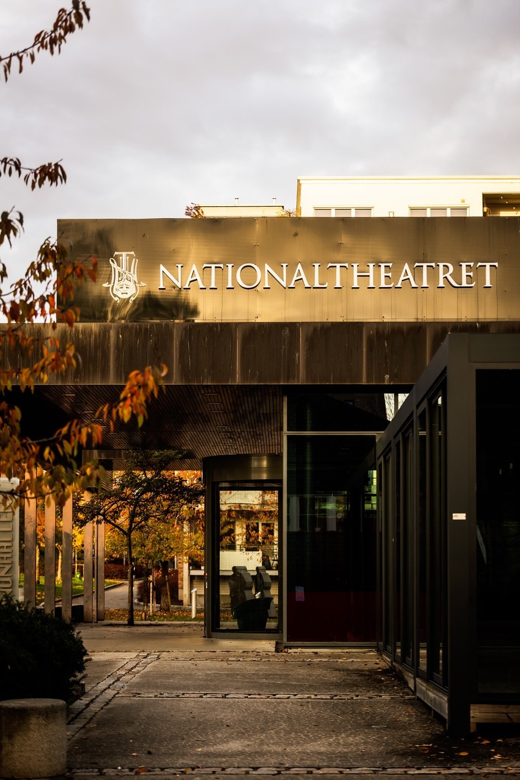 Kunstinstallasjonen Nationaltheatret er et av Lørens særpregede landemerker og en del av områdets moderne bymiljø. Galleribilde
