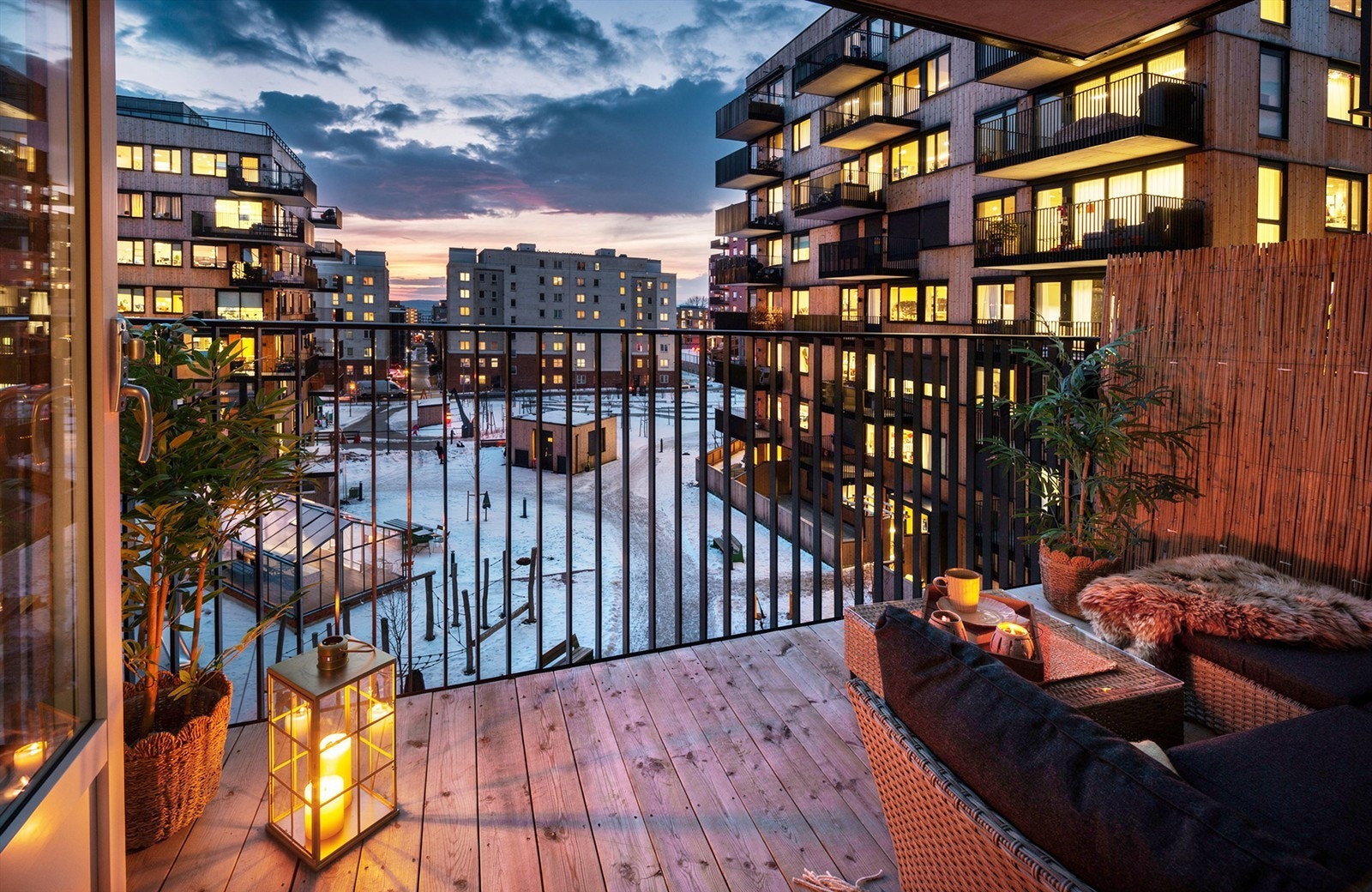 Utgang fra stue til sydvestvendt balkong på ca. 7 kvm med gode solforhold. Galleribilde