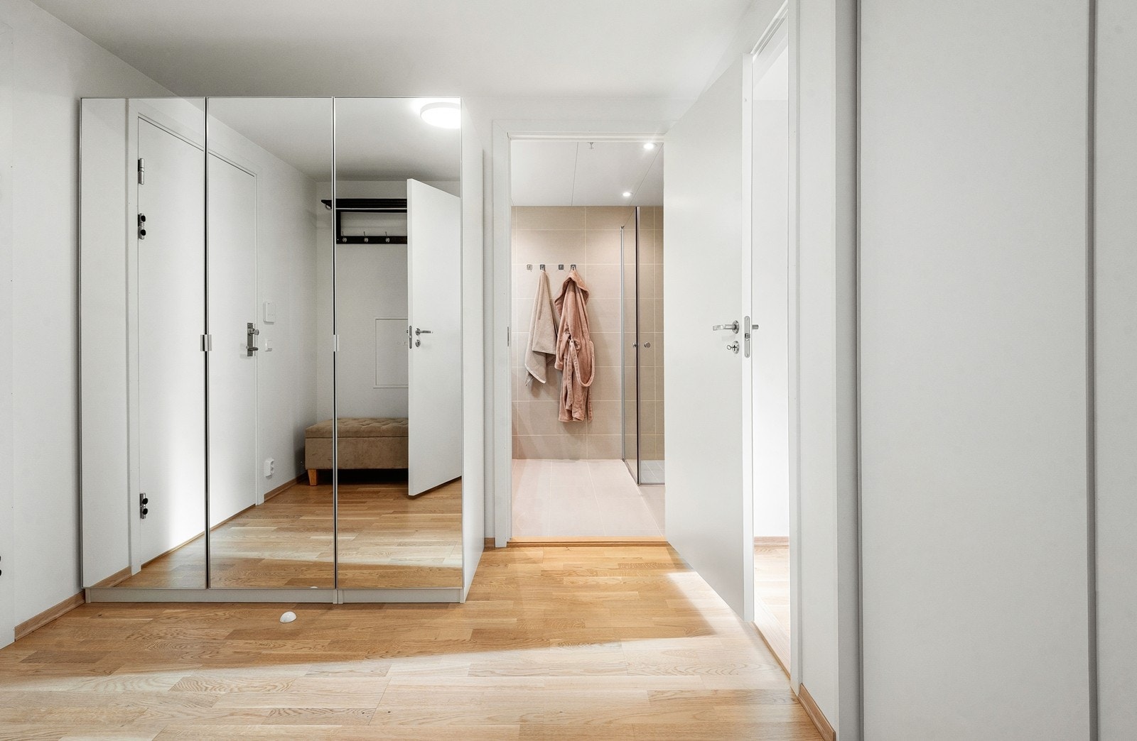 Romslig entré med god plass til garderobeløsning og oppheng av yttertøy. Garderobeskap medfølger. Galleribilde