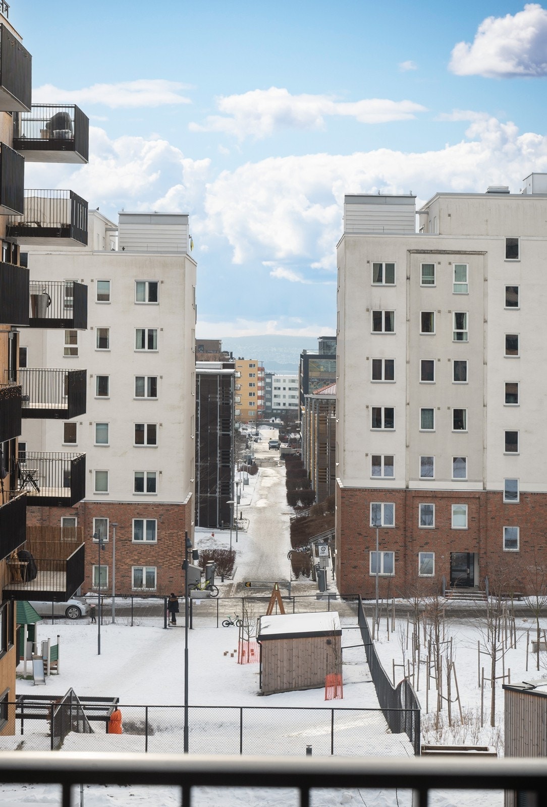 Vannbåren radiatoroppvarming tilknyttet felles varmesentral inkludert via felleskostnader (a-konto). Galleribilde