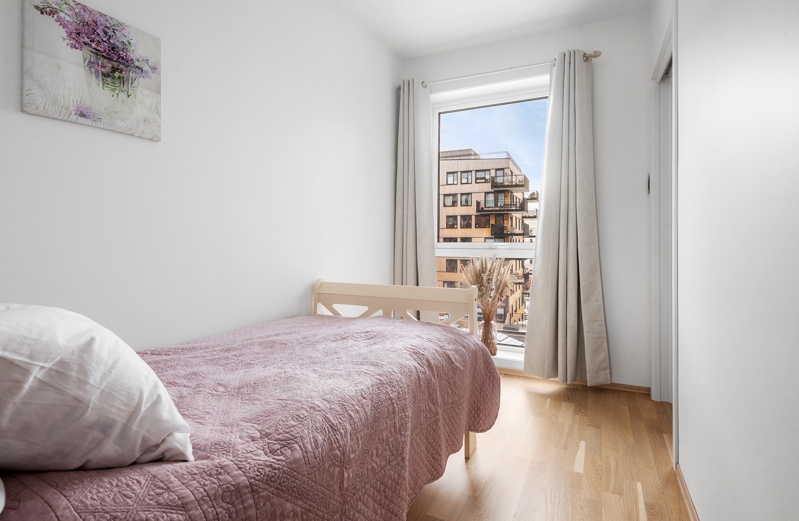 Store vindusflater mot stille fellesområde gir gode arbeids- og hvileforhold. Galleribilde