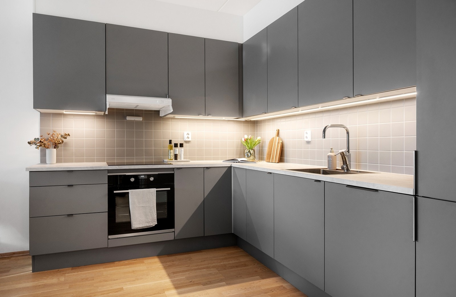 God skap- og benkeplass samt praktisk hjørnekarusell i underskap for optimal lagring. Galleribilde