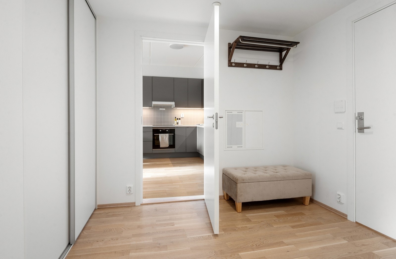 Fra entrèen er det umiddelbar tilgang til innvendig bod (bak skyvedør) med hyllesystem som gir praktisk oppbevaring i hverdagen. Galleribilde