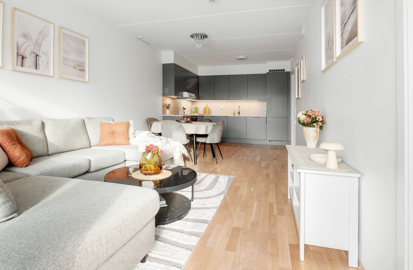 Åpen stue- og kjøkkenløsning som gir effektiv arealutnyttelse på 62 kvm. Galleribilde