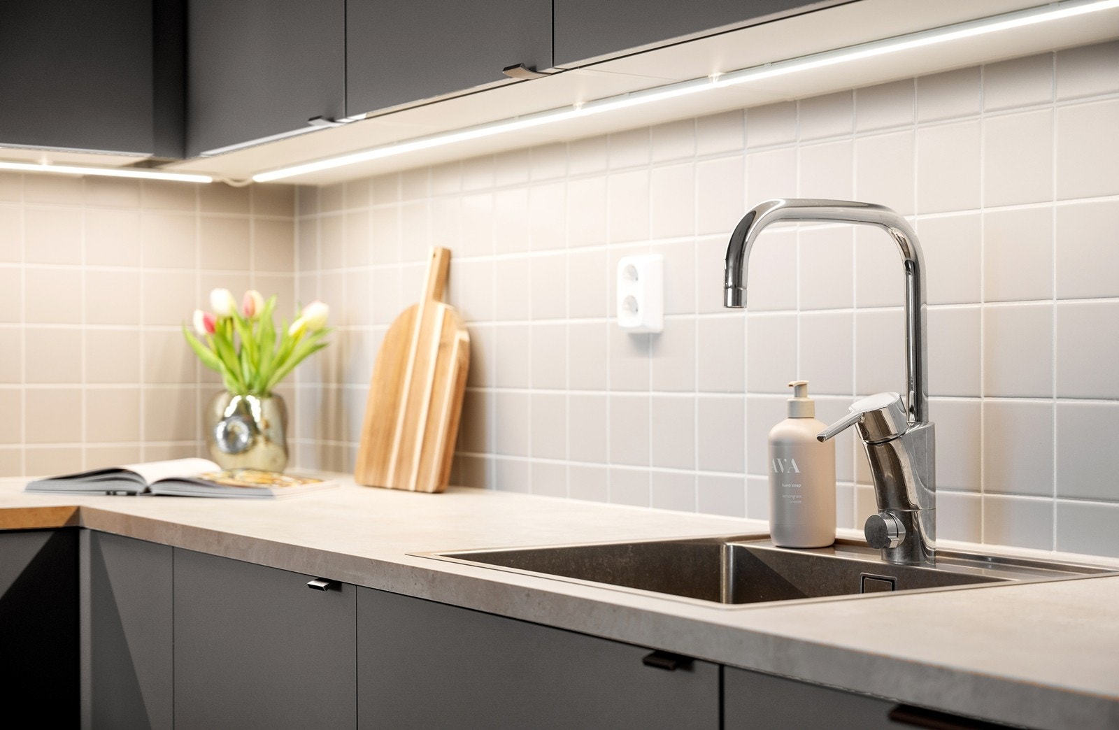 Fliser mellom benkeplate og overskap som slitesterk og vedlikeholdsvennlig løsning. Galleribilde