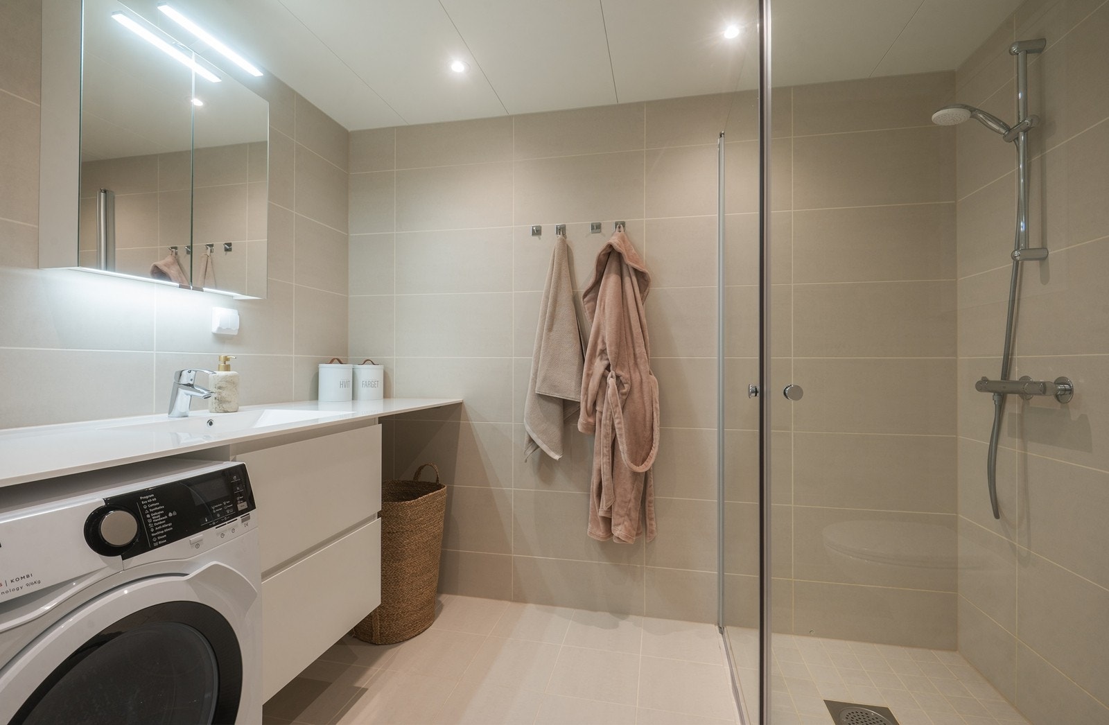 Prefabrikkert baderomskabin fra byggeår 2023 med moderne utførelse og redusert vedlikeholdsbehov. Galleribilde