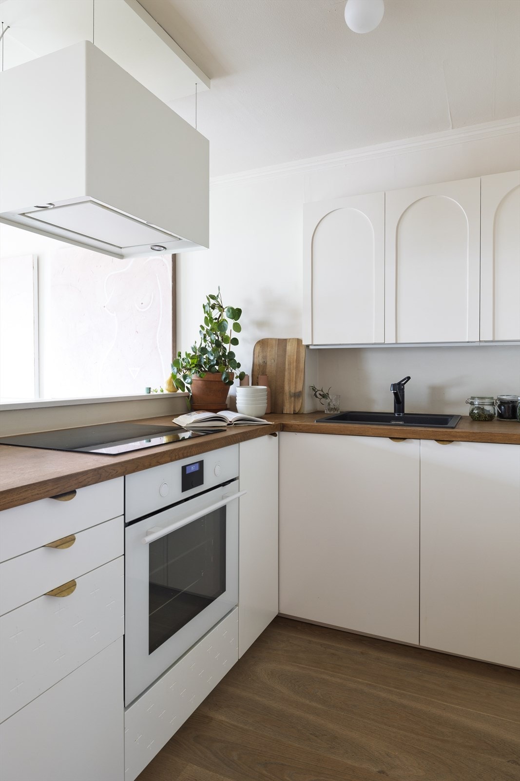 Frontene er moderne med buede detaljer som skaper et elegant og moderne uttrykk. Galleribilde