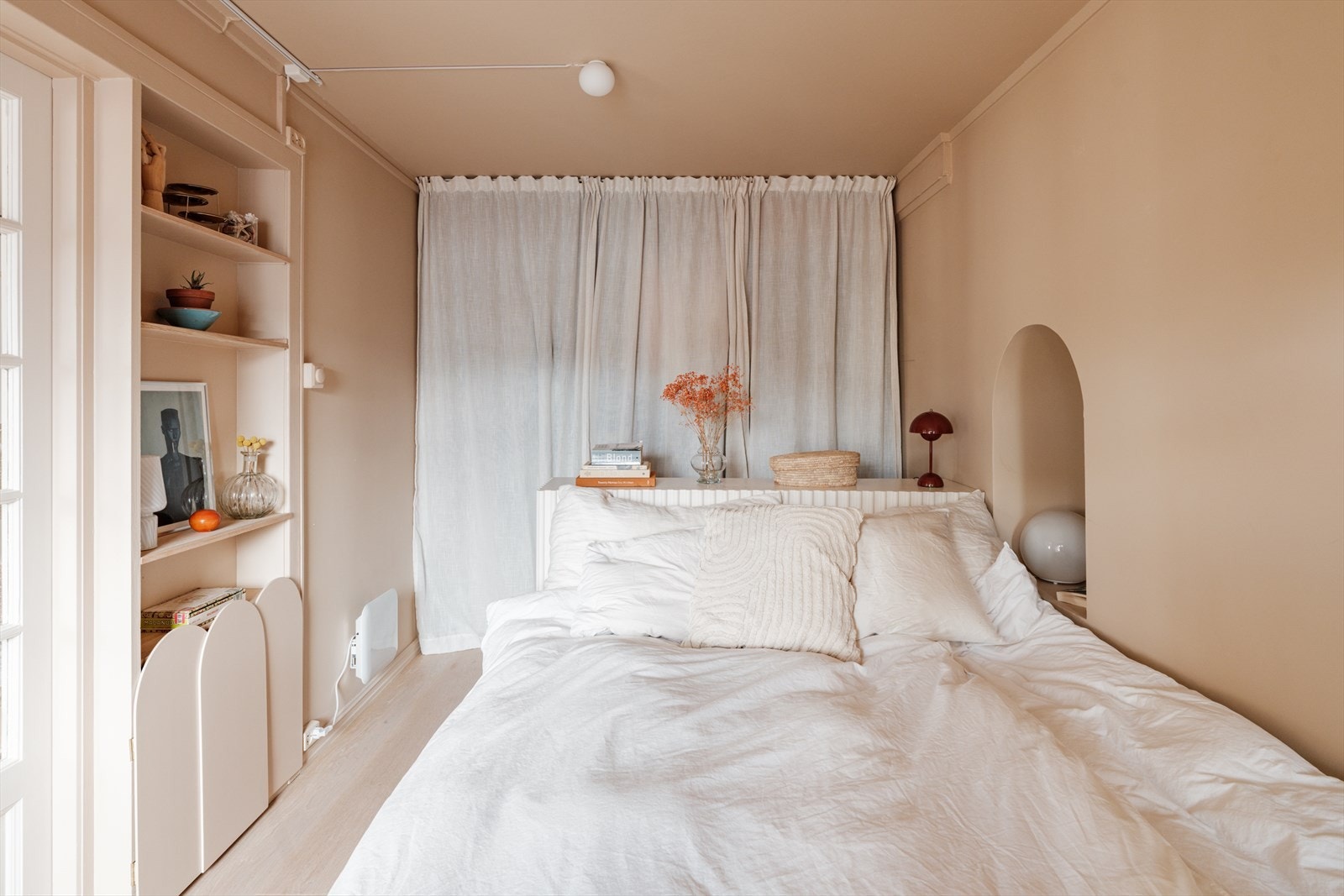 Garderoben skjules bak en gardinløsning, som tilfører rommet varme. Galleribilde