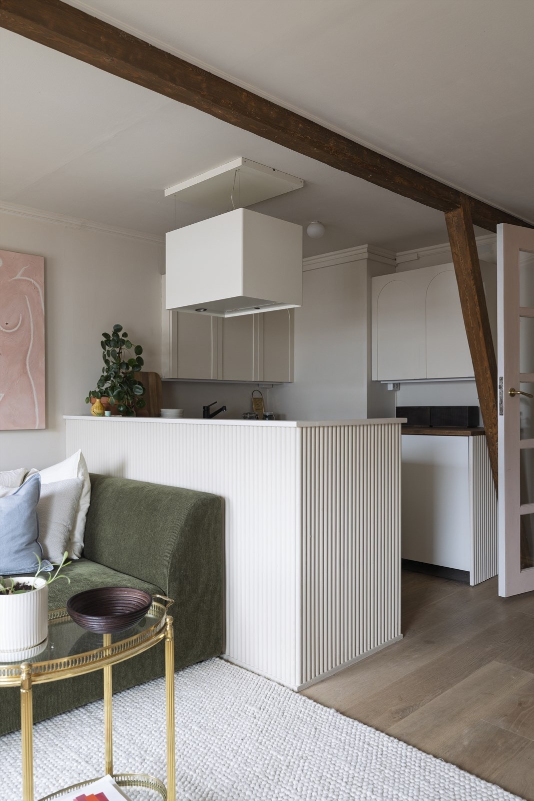 Kjøkkenet er tegnet av interiørarkitekt, og har en gjennomført og særegen utforming. Galleribilde