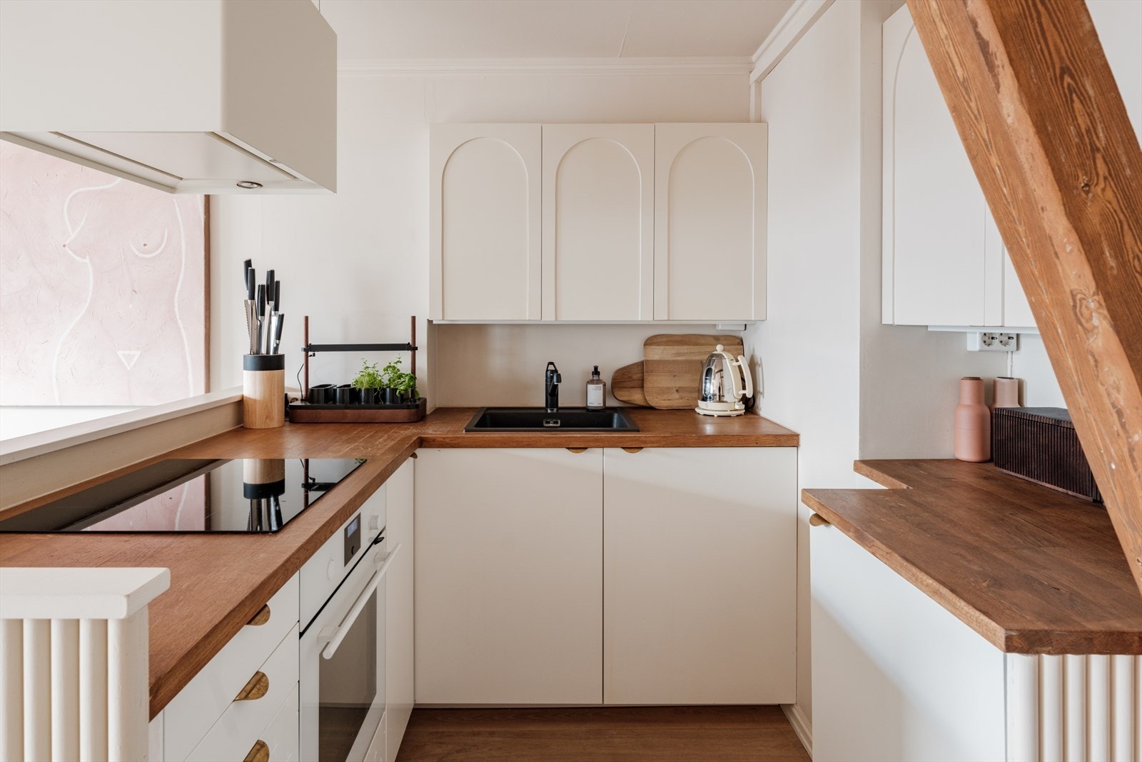 En interiørarkitekttegnet 2-roms loftsleilighet med lys og luftig atmosfære, særegne detaljer og sentral beliggenhet. Galleribilde