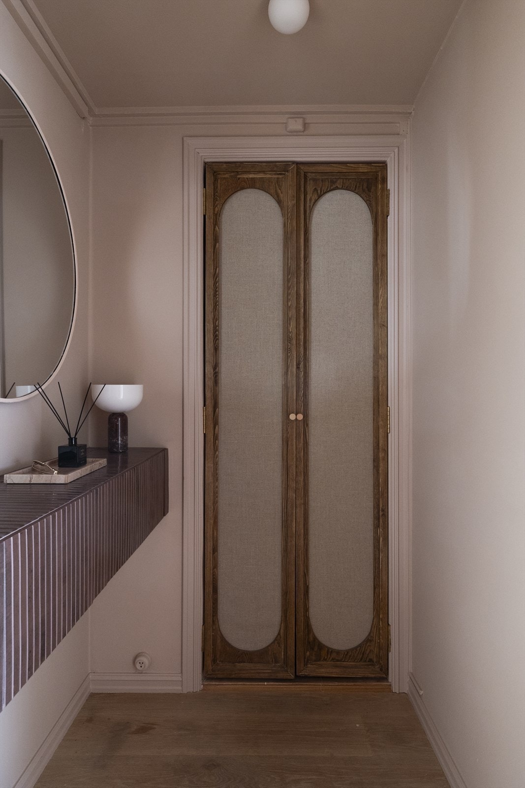 Velkommen inn i en koselig entré, malt i en lun rosa tone. Galleribilde