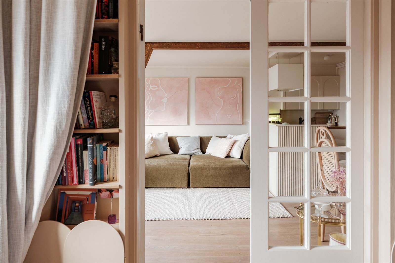 Ved inngangsdøren står en innebygd bokhylle. Galleribilde