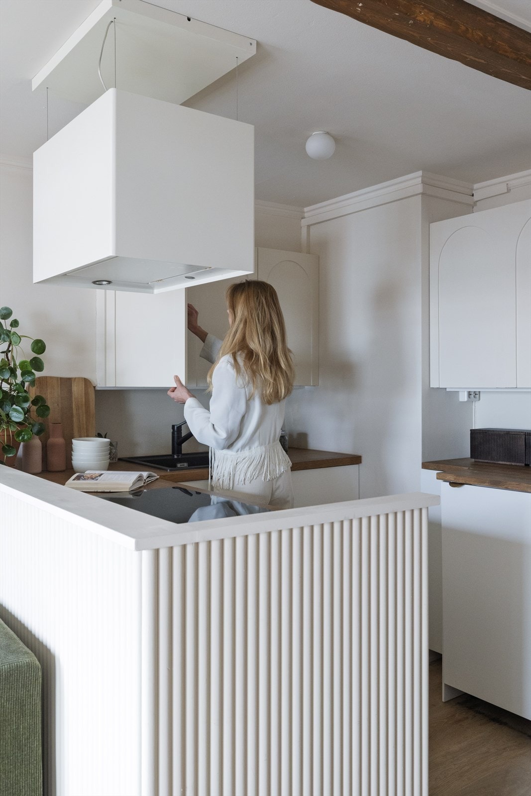 Den spesialtilpassete løsningen gir både kjøkkenet og resten av boligen et unikt preg, samtidig som den byr på rikelig med oppbevaringsplass. Galleribilde