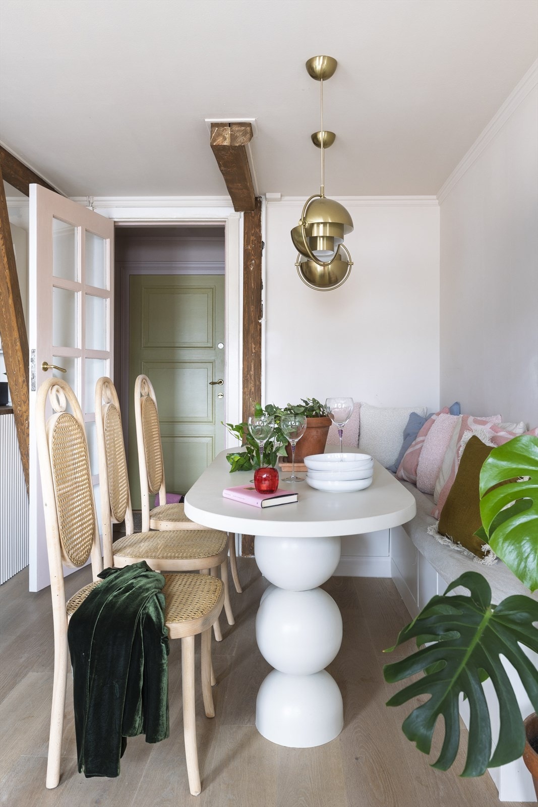 Kjøkkenet har plass til en romslig spisegruppe . Galleribilde