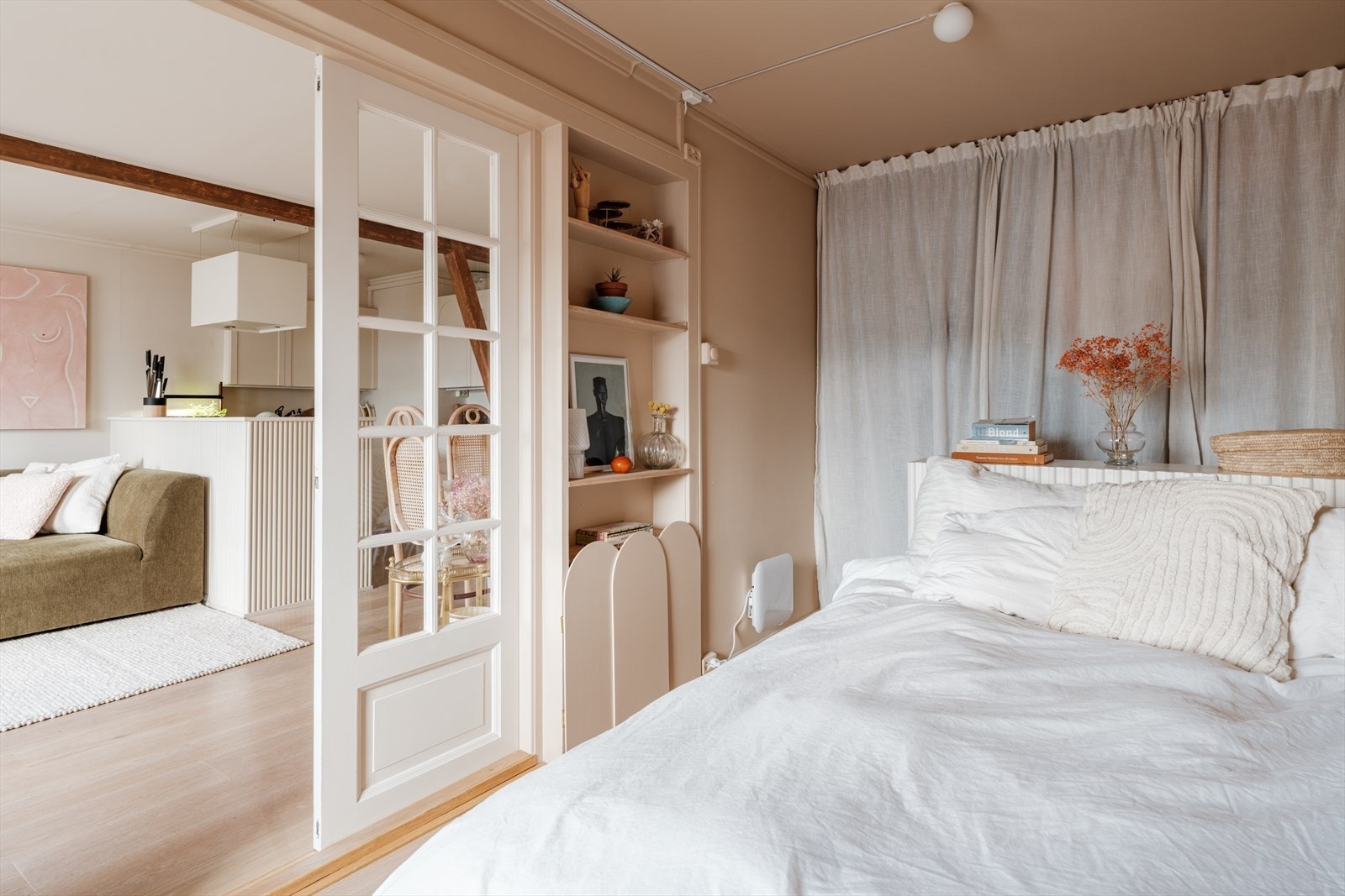 I samsvar med resten av leiligheten er det spesial tilpassede løsninger også på soverommet. Galleribilde