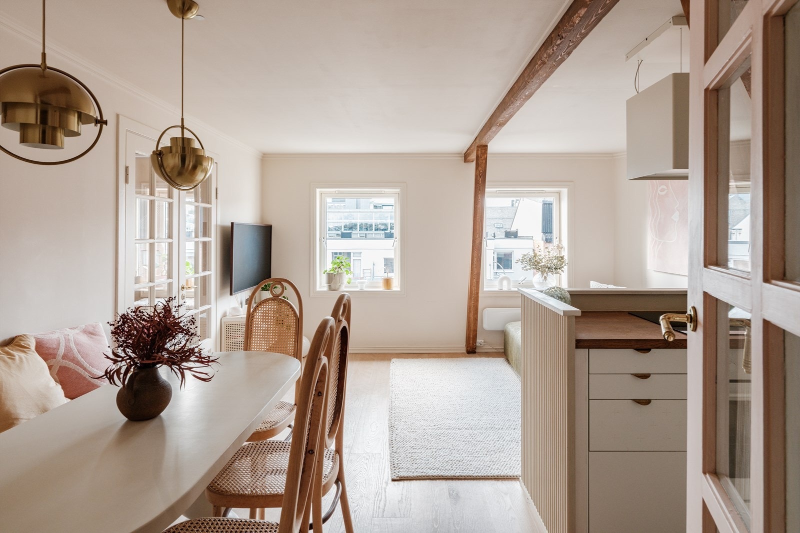 Kjøkkenet har en åpen løsning mot stuen, hvilket sørger for at det også er rikelig med naturlig lys også på kjøkkenet. Galleribilde