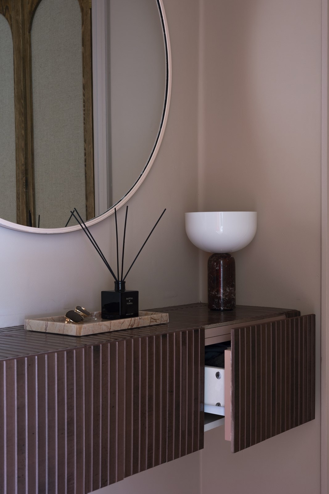 En praktisk, tilpasset kommode gir ekstra oppbevaringsmuligheter. Galleribilde