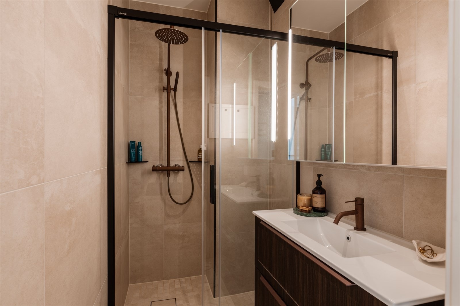 Nytt baderom fra 2025 med varmekabler, dusjhjørne og godt med oppbevaring i skap og skuffer. Galleribilde