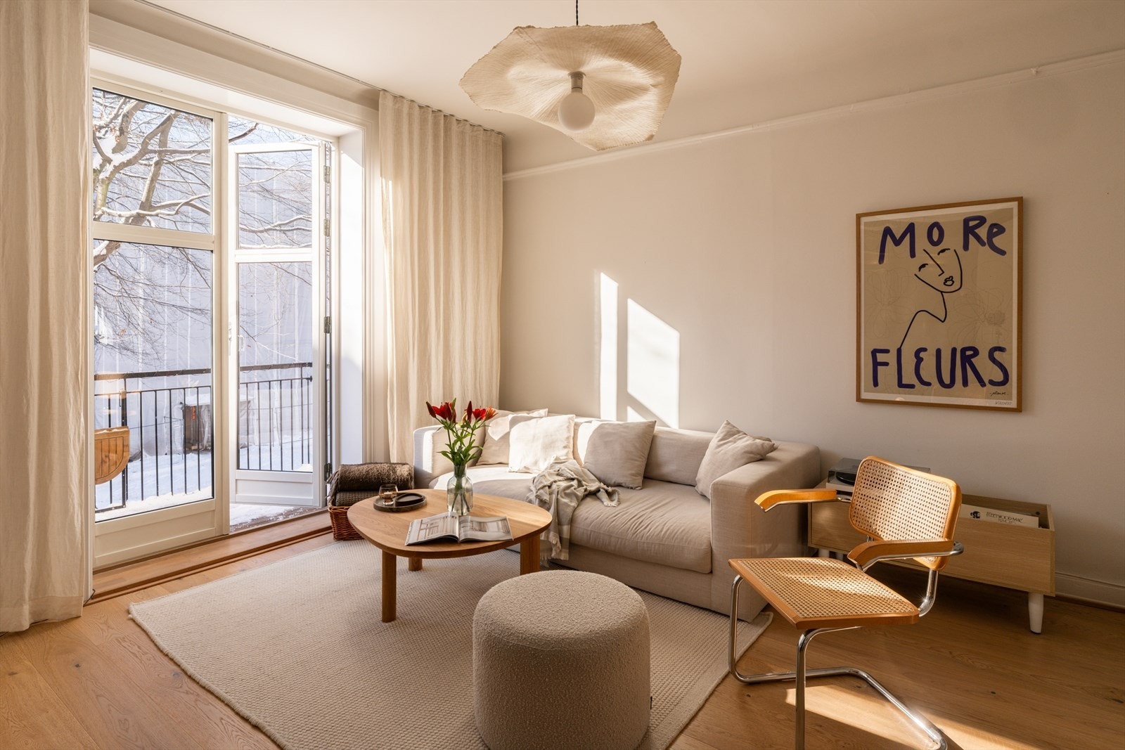 En god takhøyde på ca. 2,77 meter i stuen og masse lys fra store vindusflater. Galleribilde