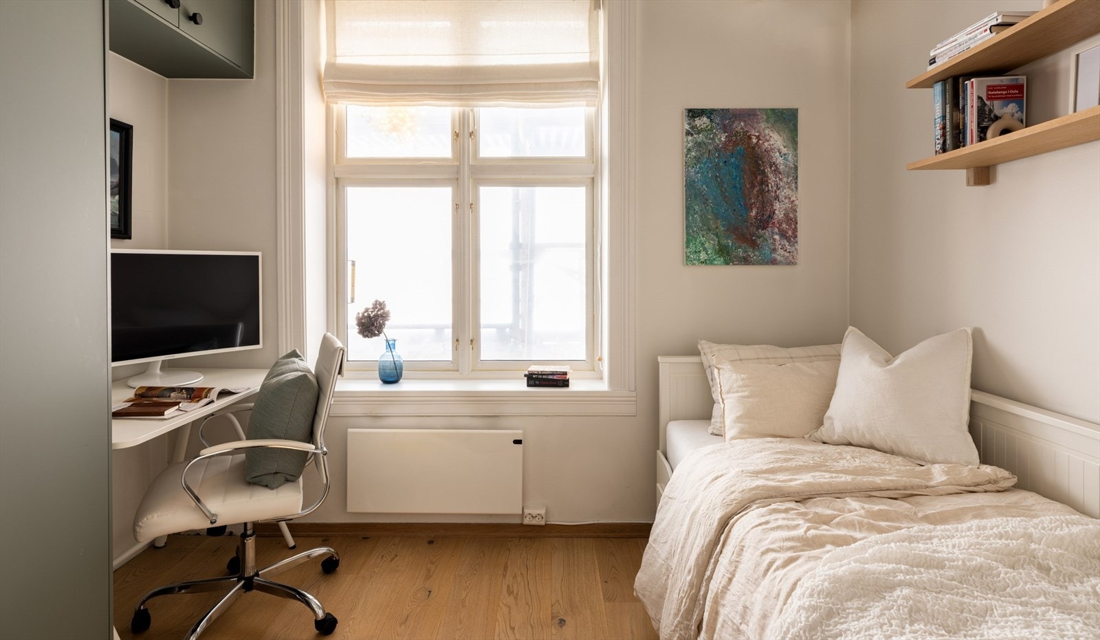 Leilighetens andre soverom er også av god størrelse med god plass til kontor og seng som kan slås ut til dobbeltseng. Galleribilde