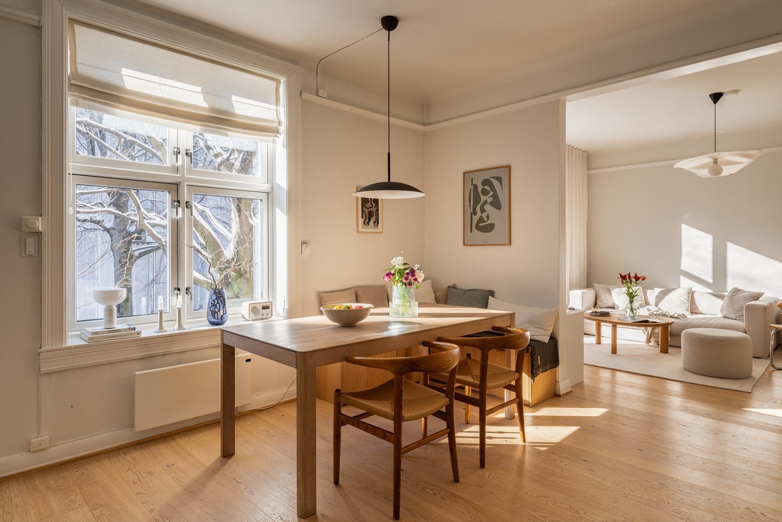 Dette er en klassisk og rålekker 3-roms leilighet med eksepsjonelt god og gjennomgående planløsning samt masse lys. Galleribilde