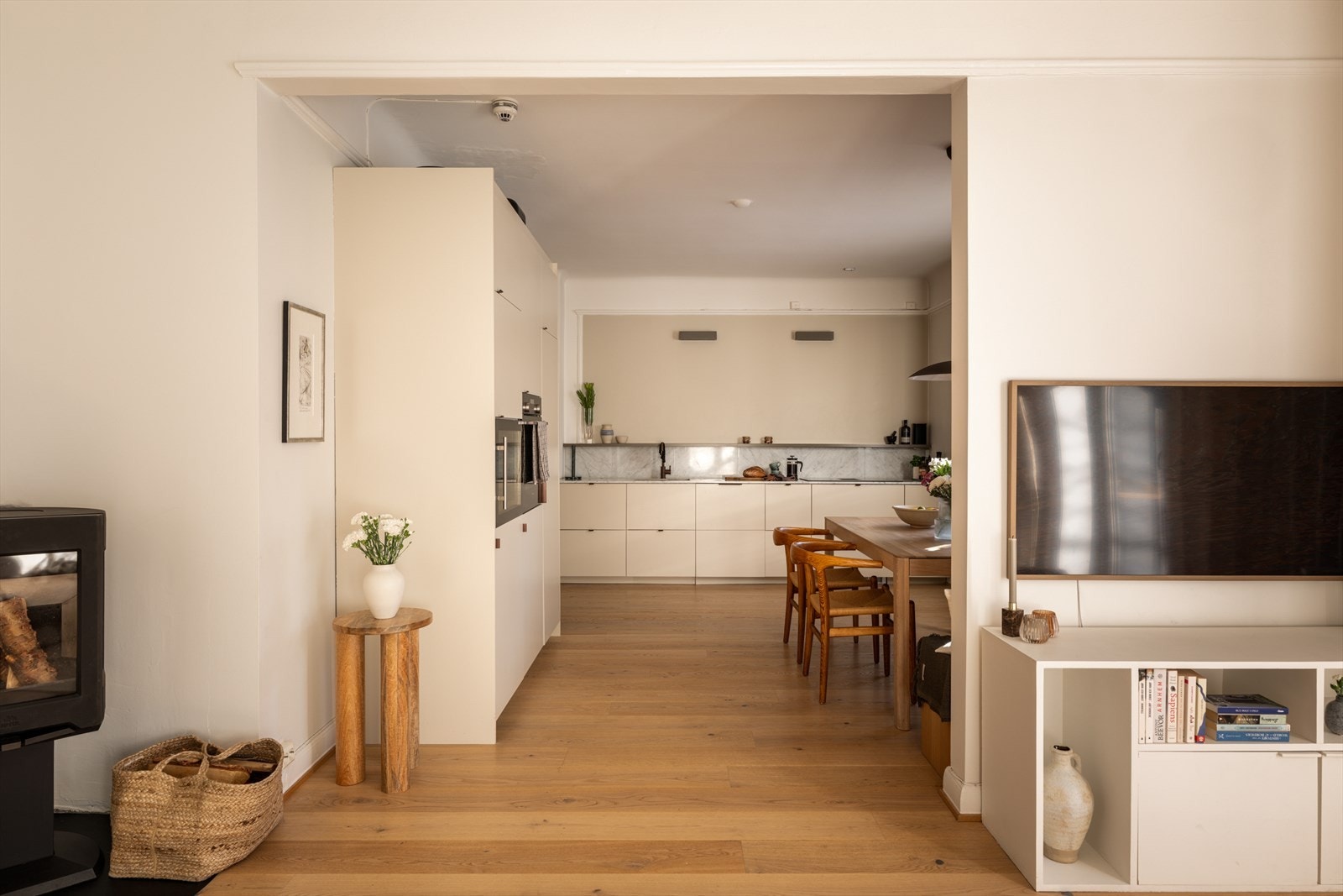 Et rålekkert kjøkken fra 2020 med delikate farger og slette fronter. Galleribilde