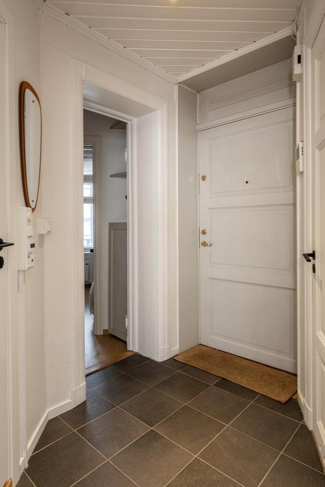 Romslig entré med slitesterke fliser som er praktisk når man kommer inn en kald/våt dag. Galleribilde