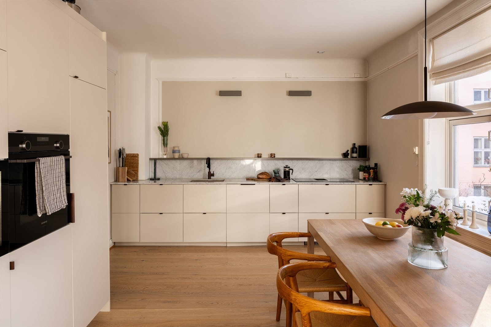 Boligen er blant annet oppgradert med nytt kjøkken i 2020, nytt bad i 2025, enstavs-parkett i 2020 og delikate fargevalg. Galleribilde