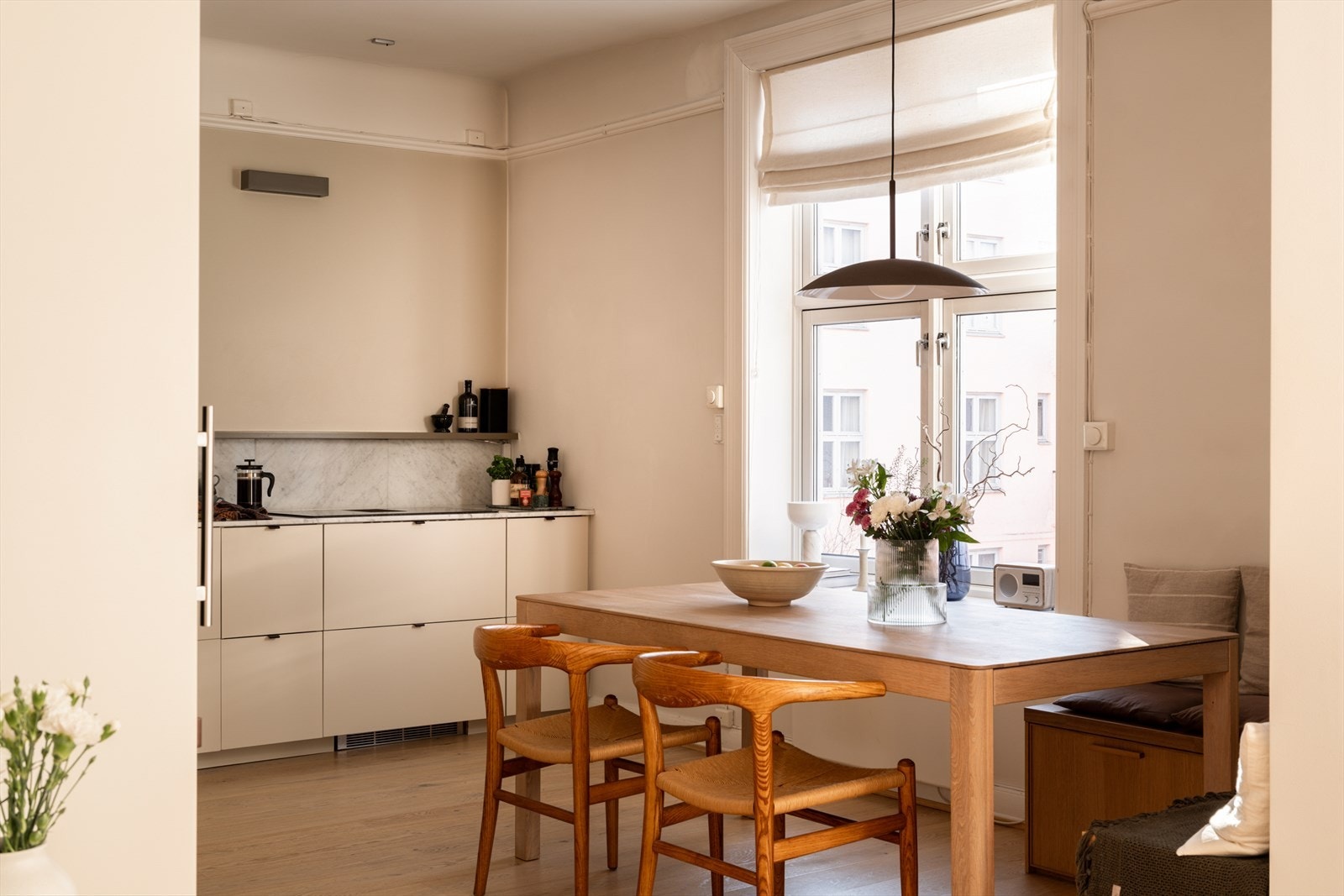 Det er god plass til et langbord hvor man nyte hyggelige middagsselskaper i godt lag. Galleribilde