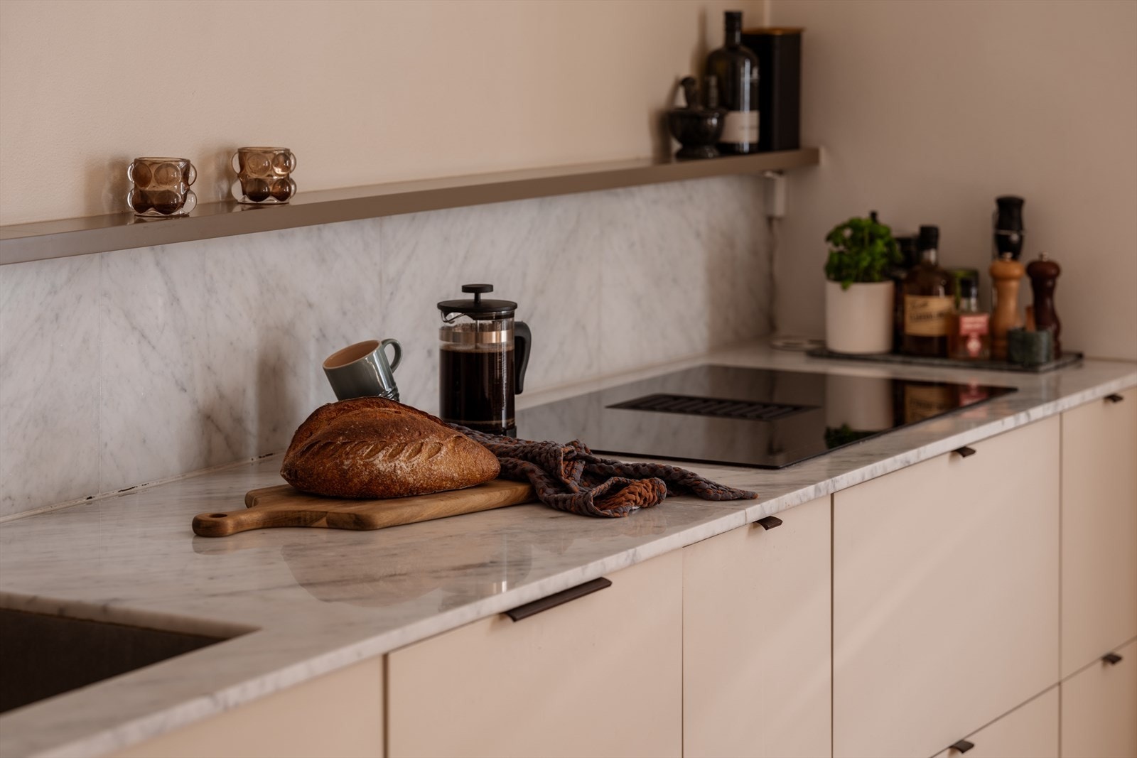 Lekker benkeplate og "backsplash" i marmor. Galleribilde