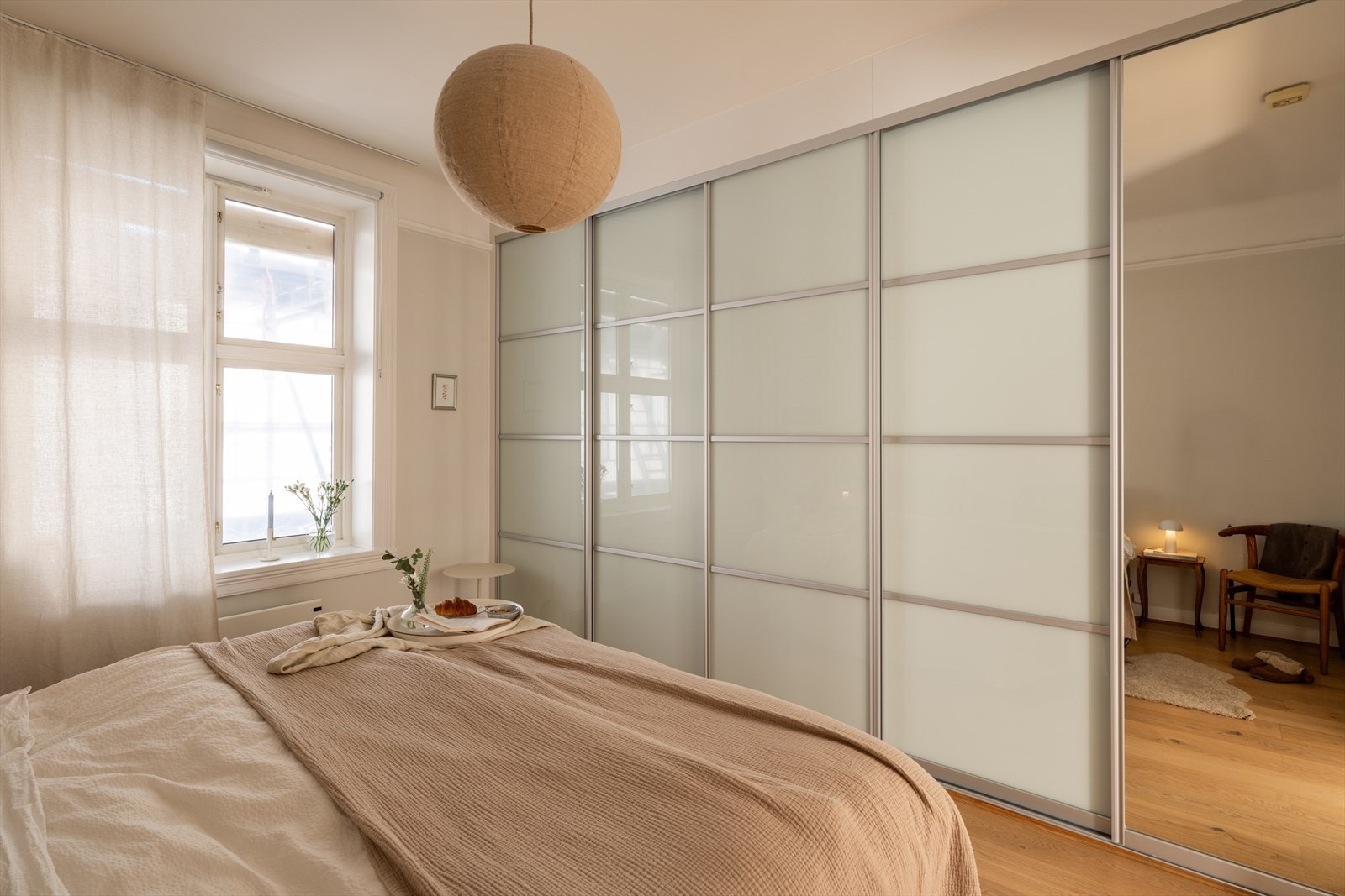 Det er montert stor skyvedørsgarderobe med masse oppbevaringsplass. Galleribilde