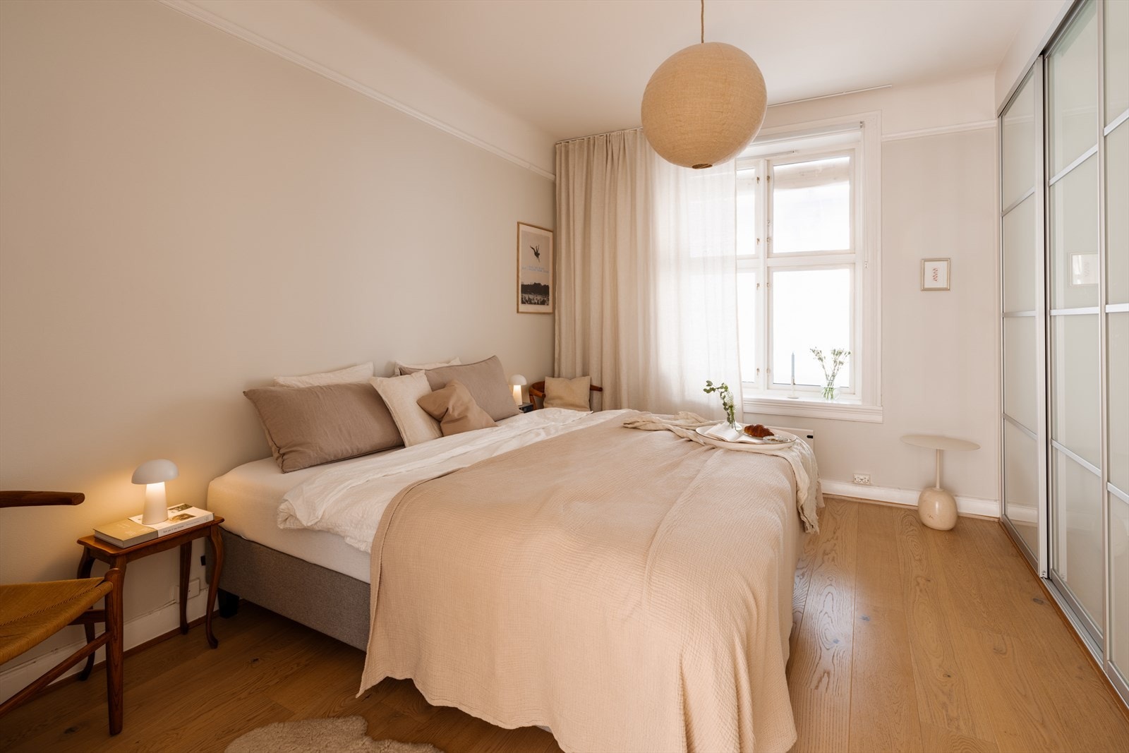 Stort soverom med god plass til dobbeltseng og fin utsikt. Galleribilde