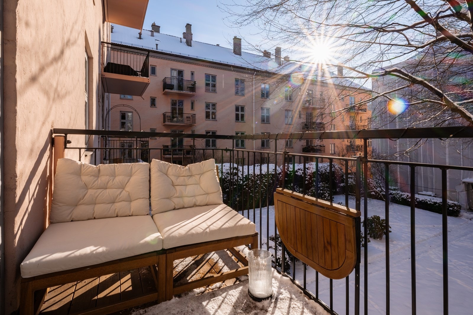 Balkongen ligger sørvestvendt og har fantastisk utsikt mot idyllisk bakgård både sommer og vinter. Galleribilde
