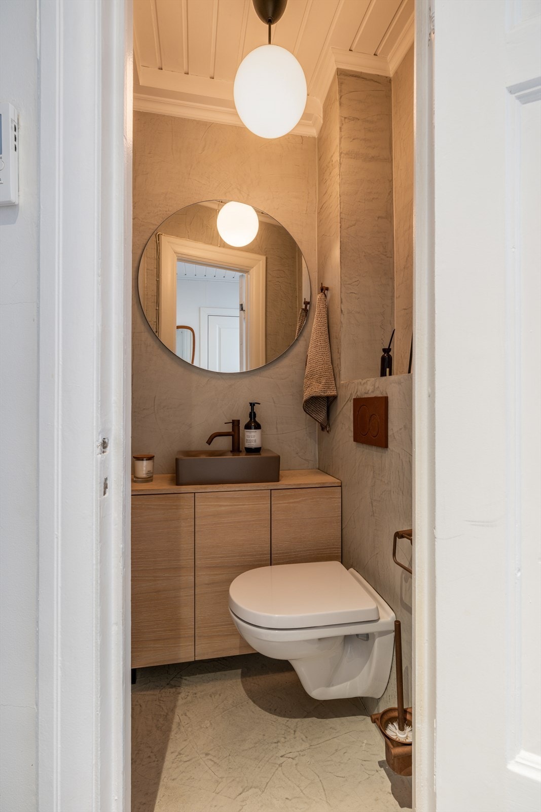 Separat toalett med vegghengt WC og servant praktisk for hverdag og gjester. Galleribilde