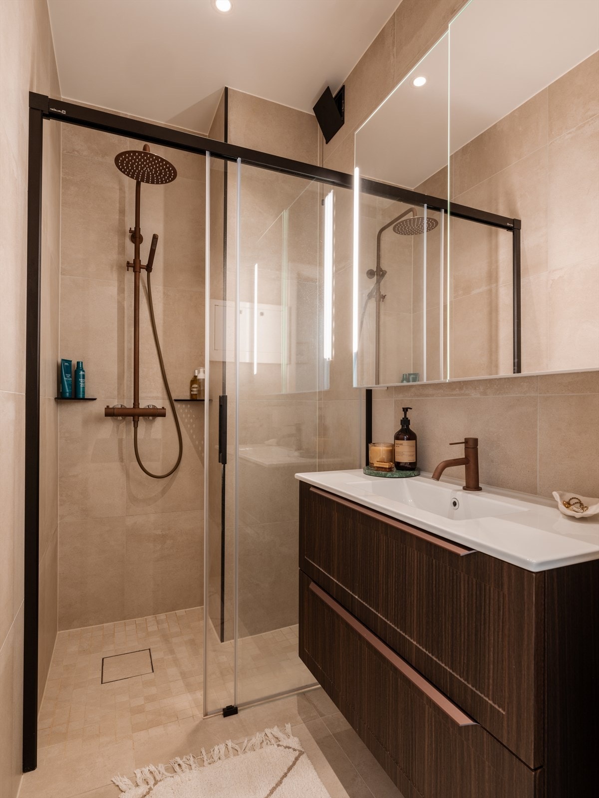 Det er opplegg for vaskemaskin i eget plassbygget skap i gangen. Galleribilde