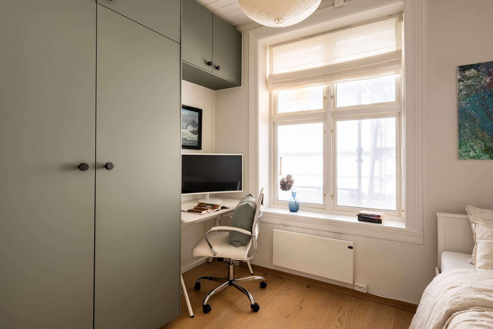 Også her er det montert klesskap med god oppbevaringsplass. Galleribilde