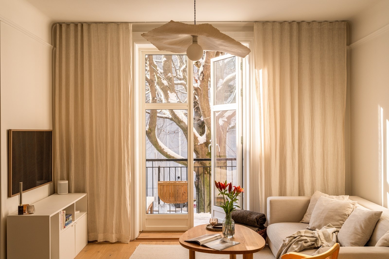 Flott utsikt mot et majestetisk tre fra stuen. Galleribilde