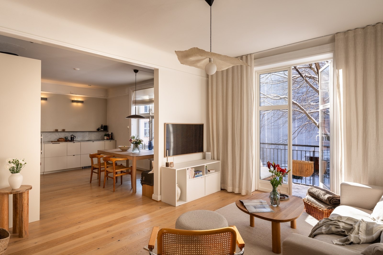 Kjøkken og stue ligger i åpen løsning, men delvis separert med en vegg som lager to naturlige soner for innredning. Galleribilde