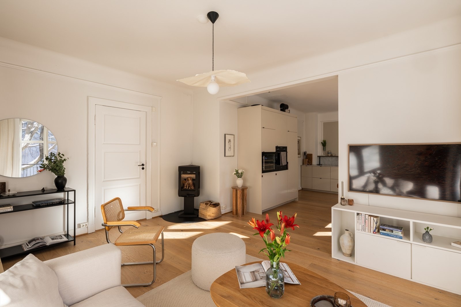 Det er montert peis som gir lun og behagelig atmosfære på kaldere dager. Galleribilde