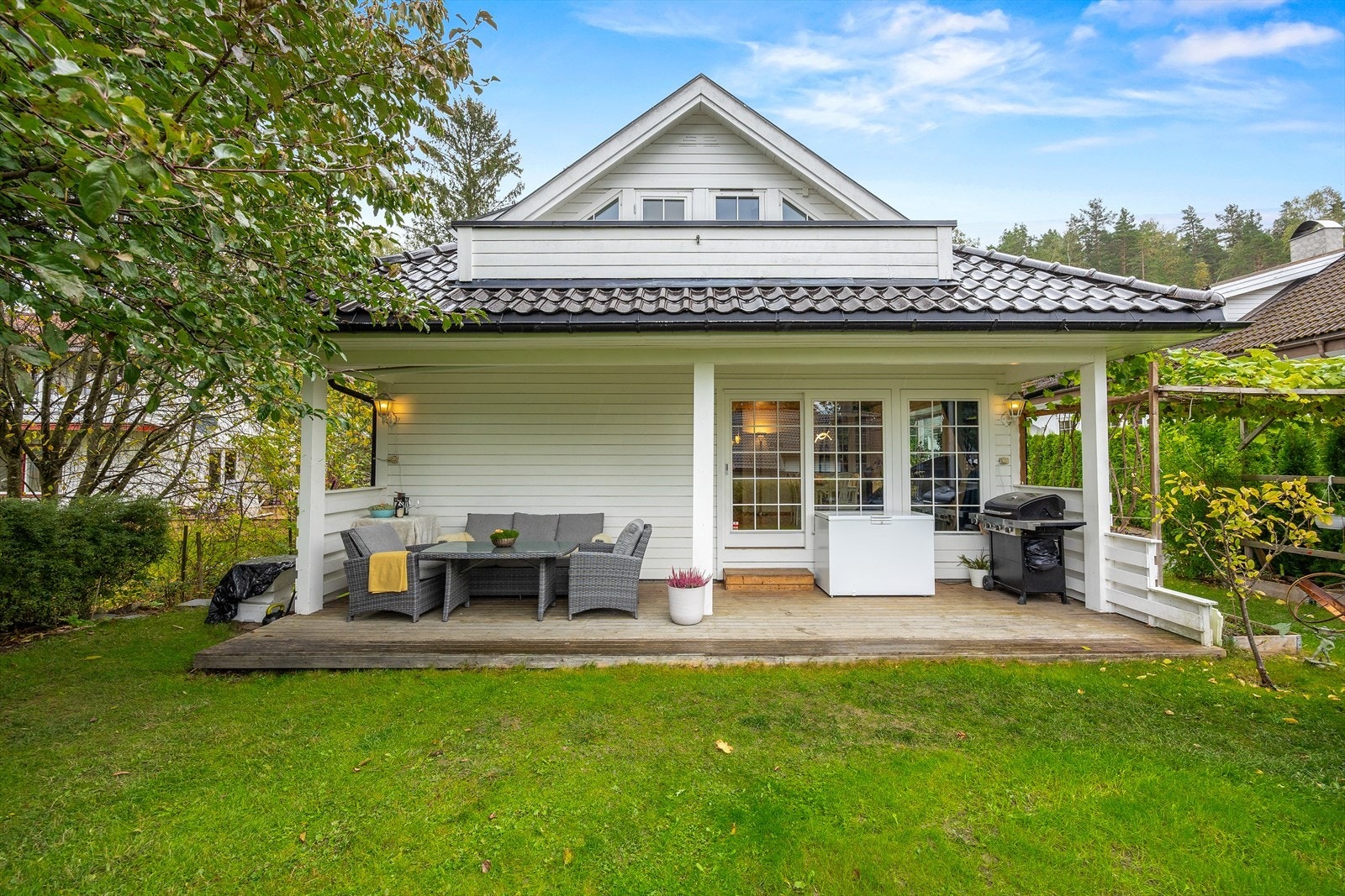 Terrassen har overbygd tak som gjør at den også kan benyttes på regnværsdager. Galleribilde