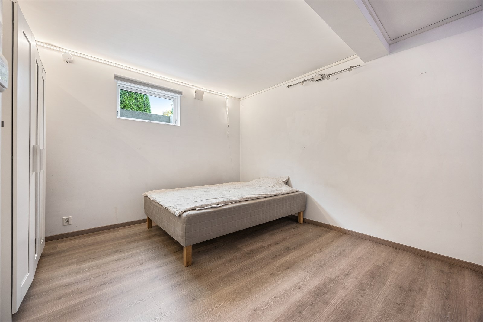 Det andre soverommet er også av god størrelse og har lyse overflater. Galleribilde