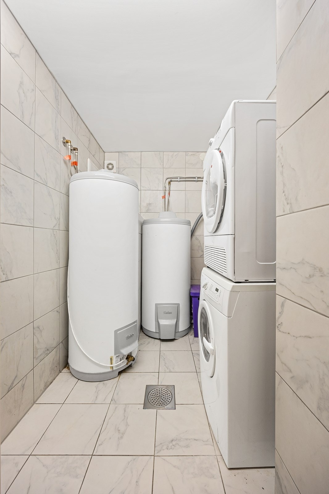 For øvrig er det også et separat vaskerom i etasjen med opplegg for vaskemaskin / tørketrommel. Galleribilde