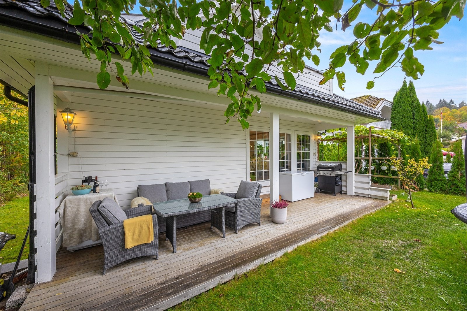 Eneboligen er pent opparbeidet med hage, terrasse og beplantning med bl.a epletre, kirsebærtre, plommetre og druer. Galleribilde