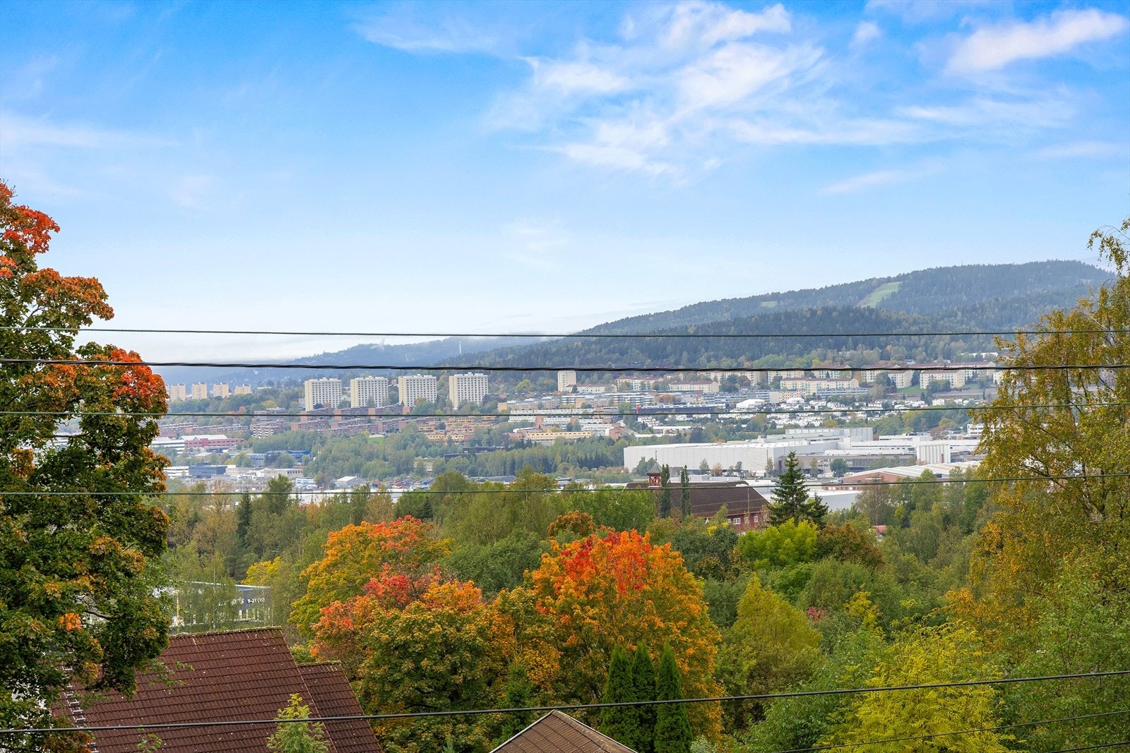 Utsikt mot Holmenkollen fra huset. Området anses som meget ettertraktet med kort vei til kollektivtransport, barnehager, skoler og butikker. Galleribilde