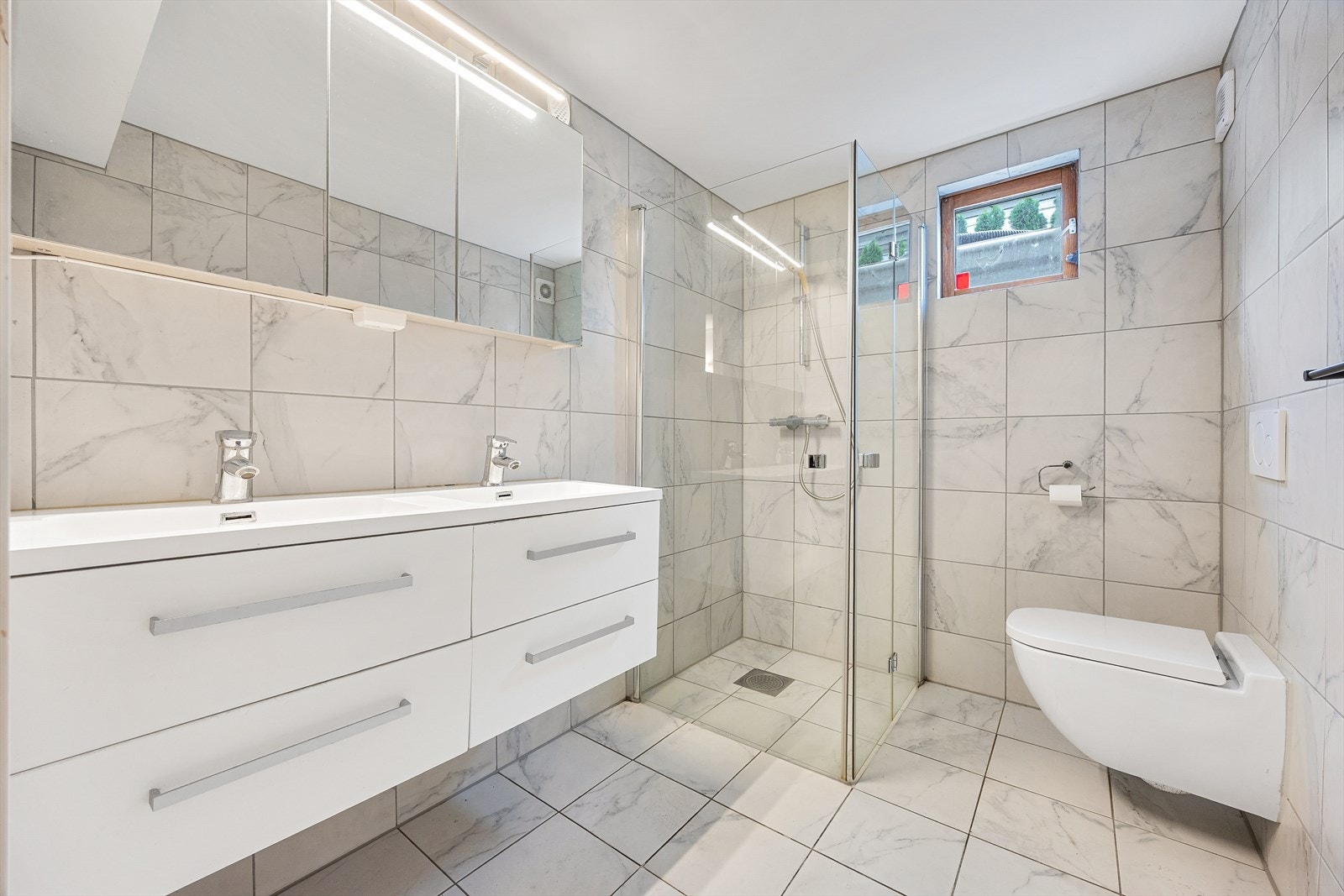 Hovedbadet i etasjen ble oppgradert i 2019. Galleribilde