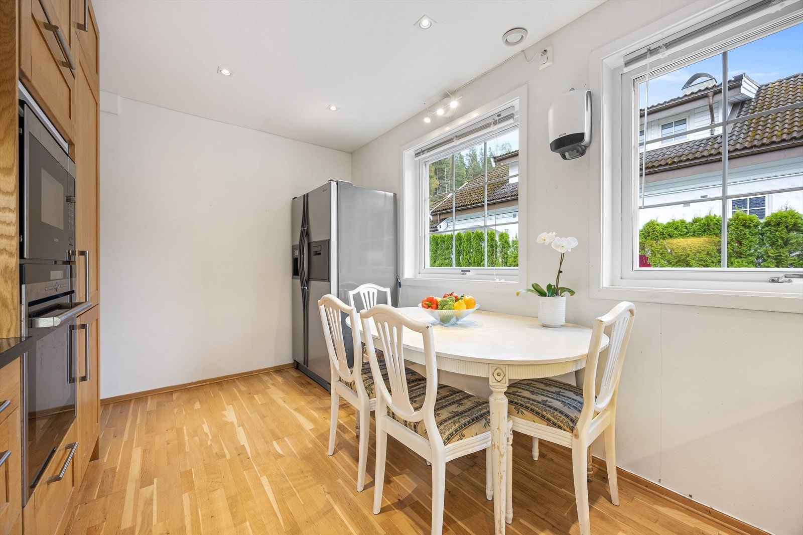 Videre i etasjen er det et separat kjøkken med plass til en egen spisegruppe. Galleribilde