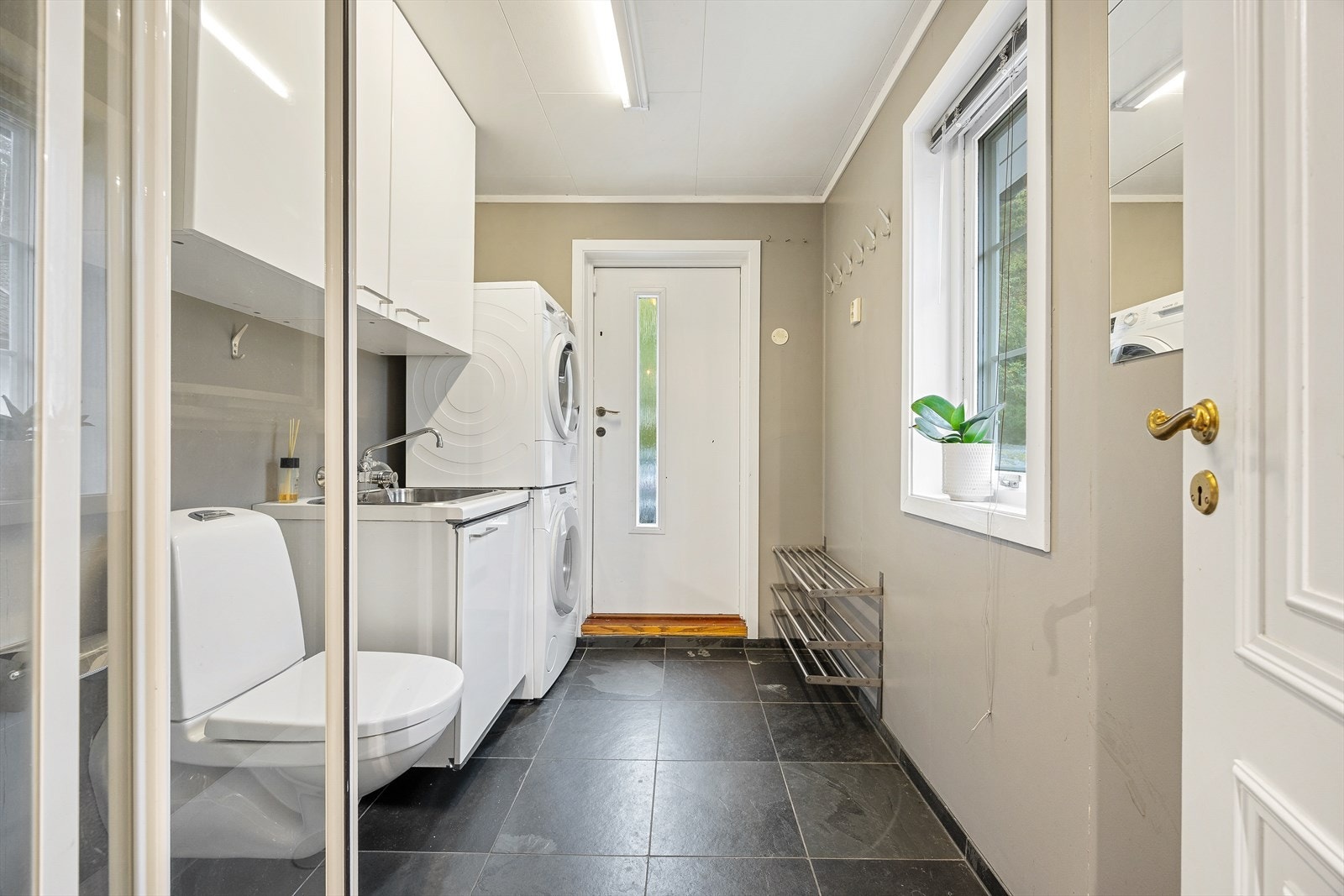 Fra vindgangen har man tilgang til etasjens vaskerom. Galleribilde