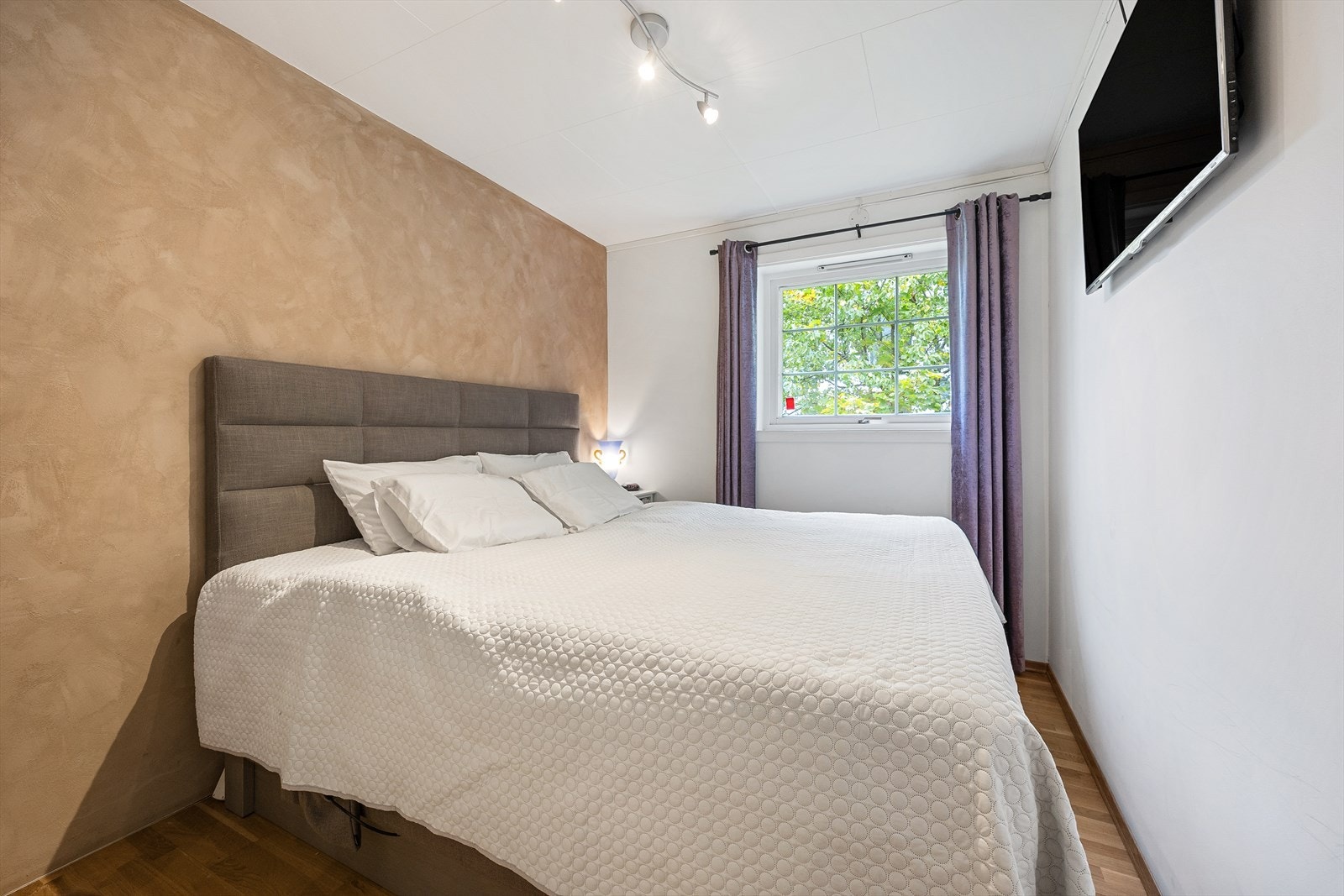 I etasjen er det tre soverom som alle har plass til seng og garderobeløsning. Galleribilde