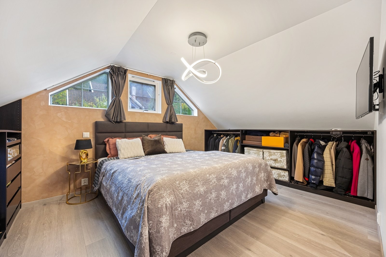 Lyse overflater og et pent laminatgulv. Galleribilde