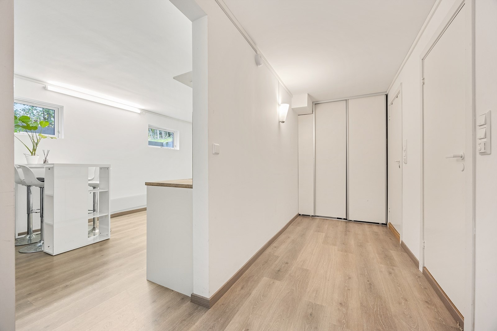 Videre inn gangen kommer man til etasjens soverom og bad. Galleribilde